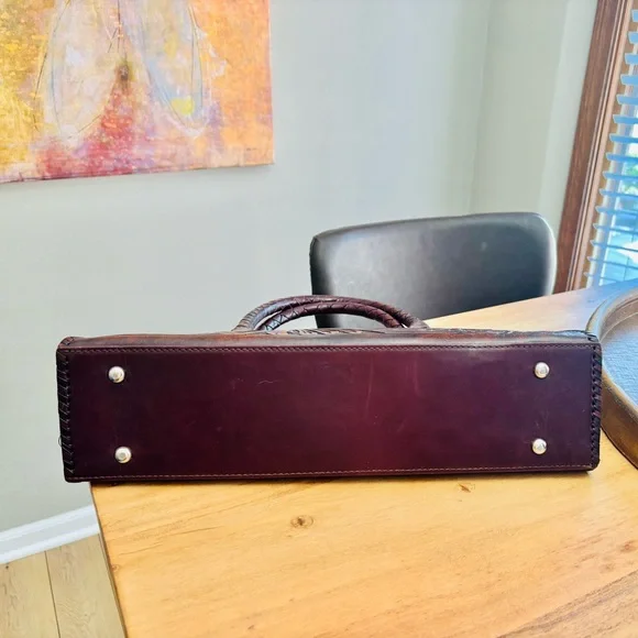 Elegant Floral Embossed Leather Handbag - Picture 6 of 9